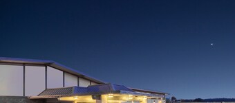 Howard Johnson by Wyndham Nanaimo Harbourside