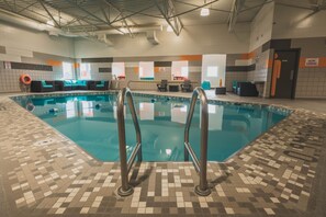 Piscine intérieure, piscine extérieure, 9 h à 22 h, chaises longues