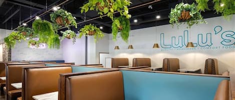 Se sirven desayunos, comidas, cenas y cocina americana