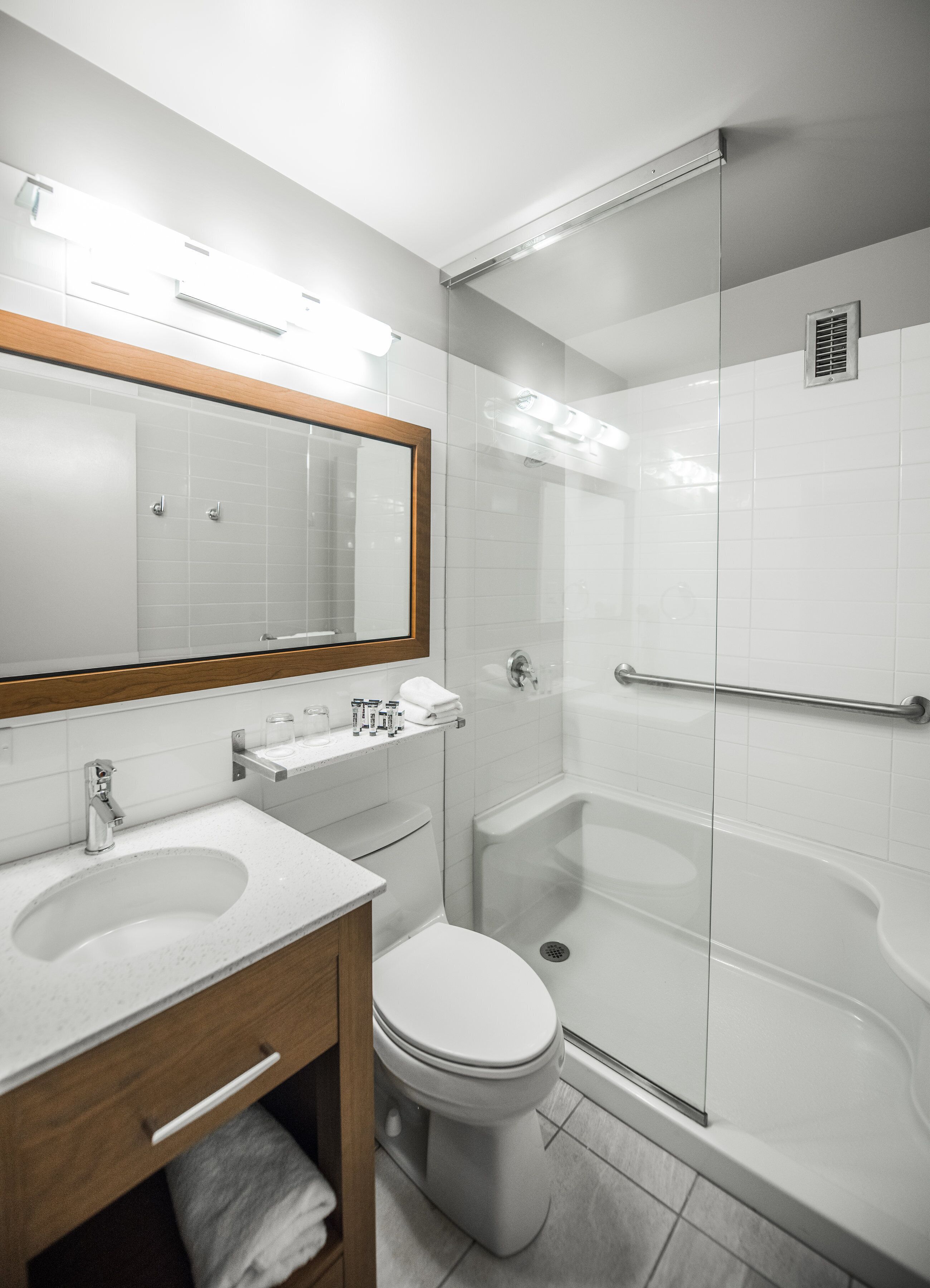 combined shower/bathtub, free toiletries, hair dryer, towels