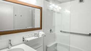 Een bad/douchecombinatie, gratis toiletartikelen, een haardroger