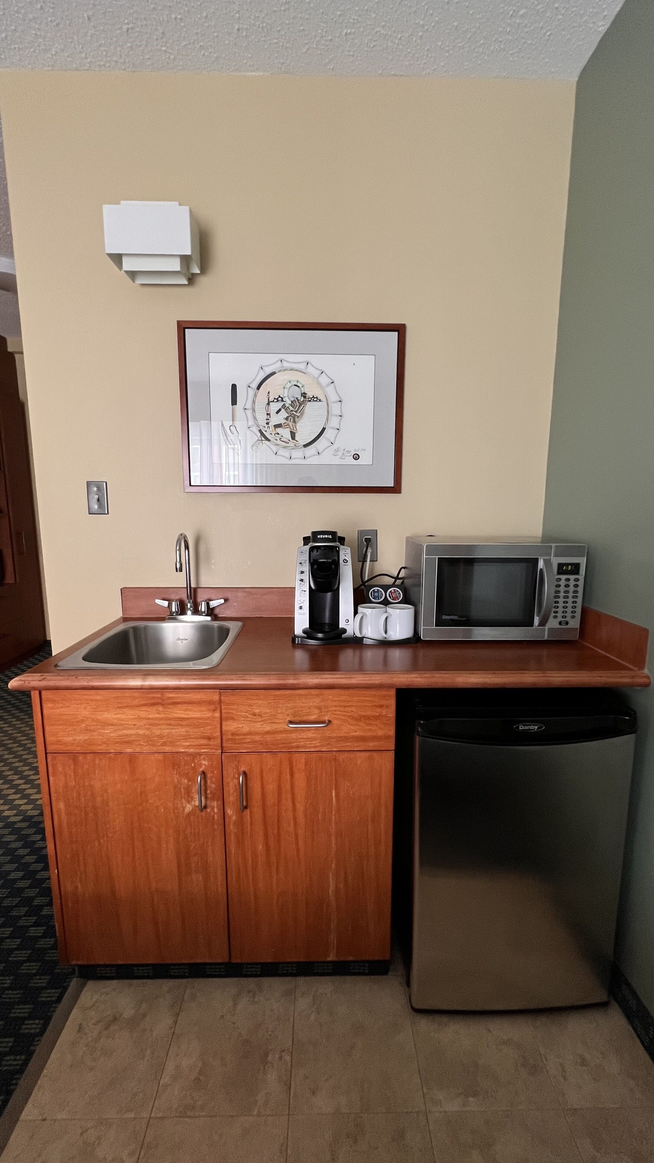 deluxe room, 1 queen bed | 1 bedroom, in-room safe, desk, laptop workspace