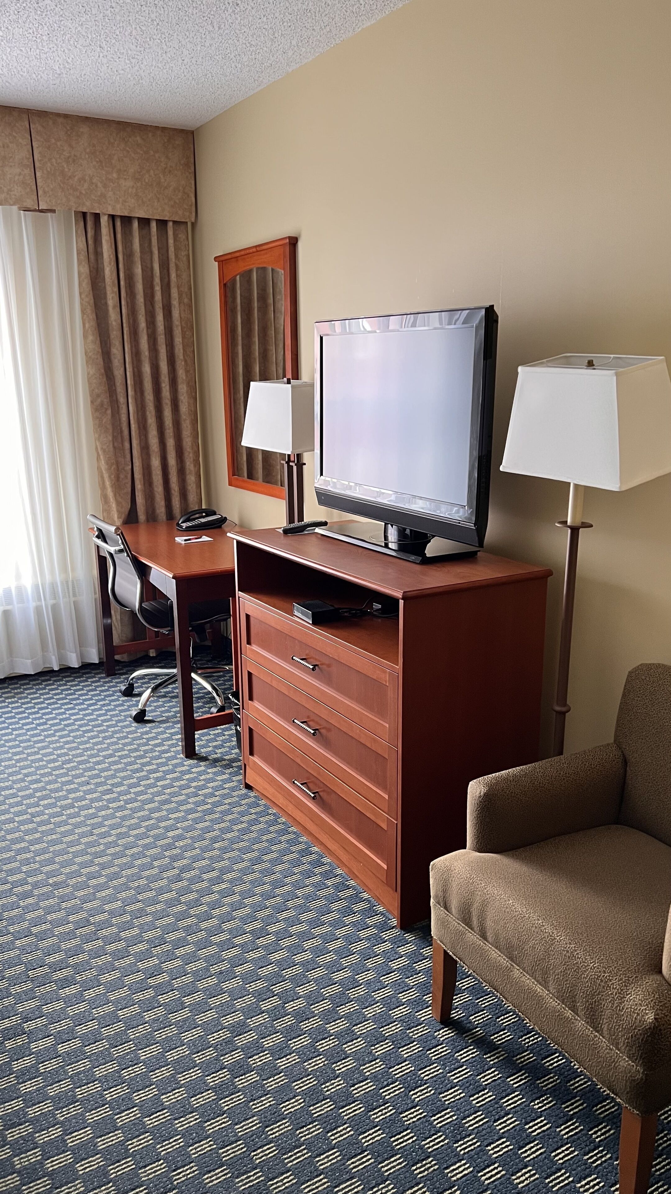 deluxe room, 1 queen bed | 1 bedroom, in-room safe, desk, laptop workspace