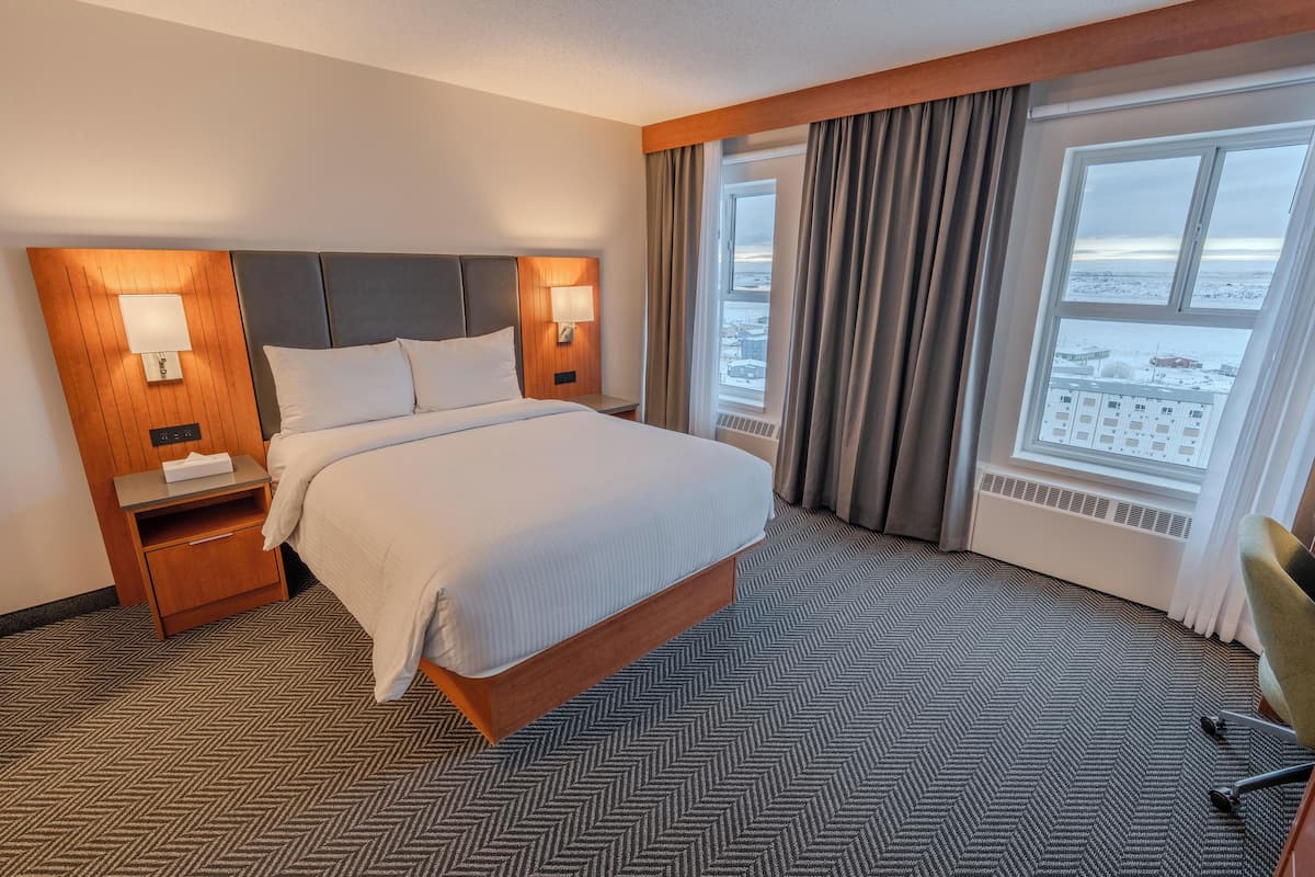 Quarto luxo, 1 cama Queen | Cofres nos quartos, escrivaninha, espaço de trabalho para notebook