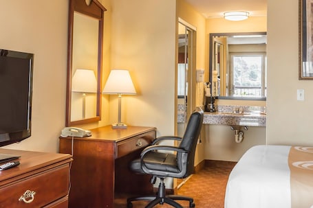 Desk, iron/ironing board, rollaway beds, free WiFi. Quality Inn Calera I-65 exit 231