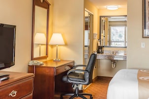 Escritorio, tabla de planchar con plancha y camas plegables/adicionales