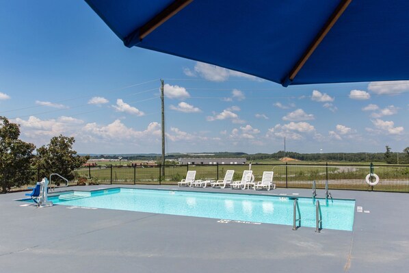 Una piscina al aire libre de temporada