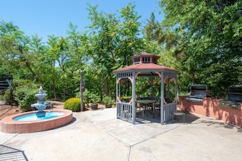 BBQ/picnic area at Bell Rock Inn