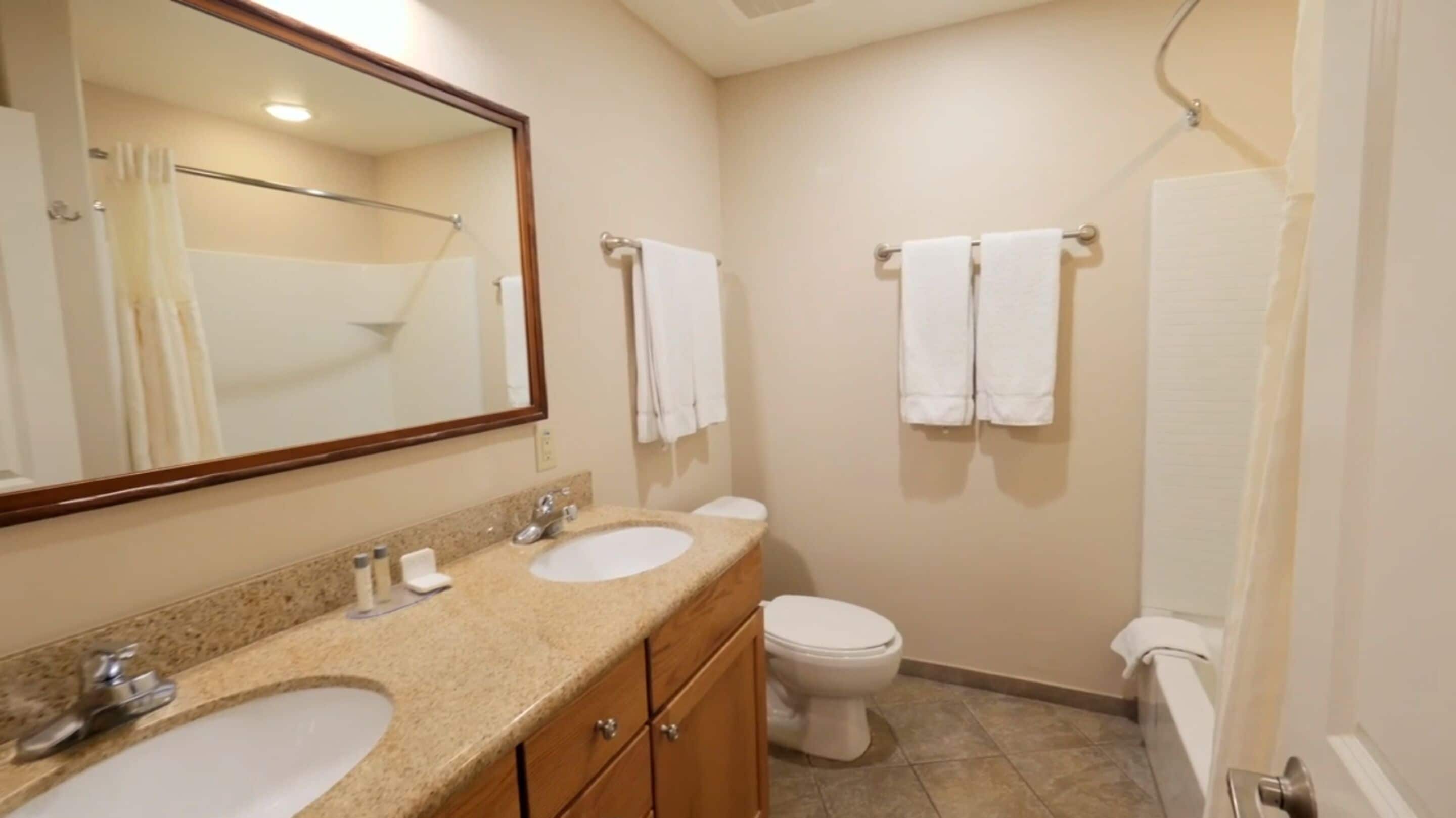 standard suite, 1 bedroom | bathroom | combined shower/bathtub, free toiletries, hair dryer, towels