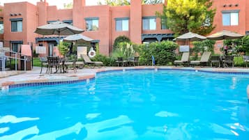 Udendørs pool, åben fra kl. 08.00 til kl. 21.00, parasoller, liggestole