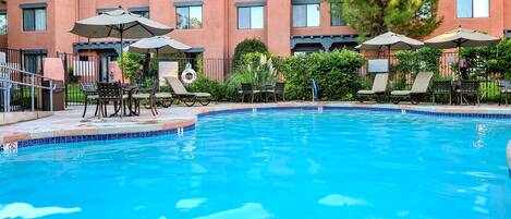 室外泳池;08:00 至 21:00 開放;泳池傘、躺椅