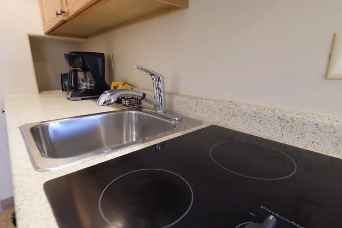 fridge, microwave, stovetop, coffee/tea maker