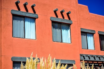 Hotel Exterior at Bell Rock Inn