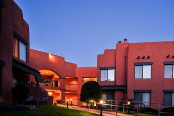 Front of property - evening/night at Bell Rock Inn