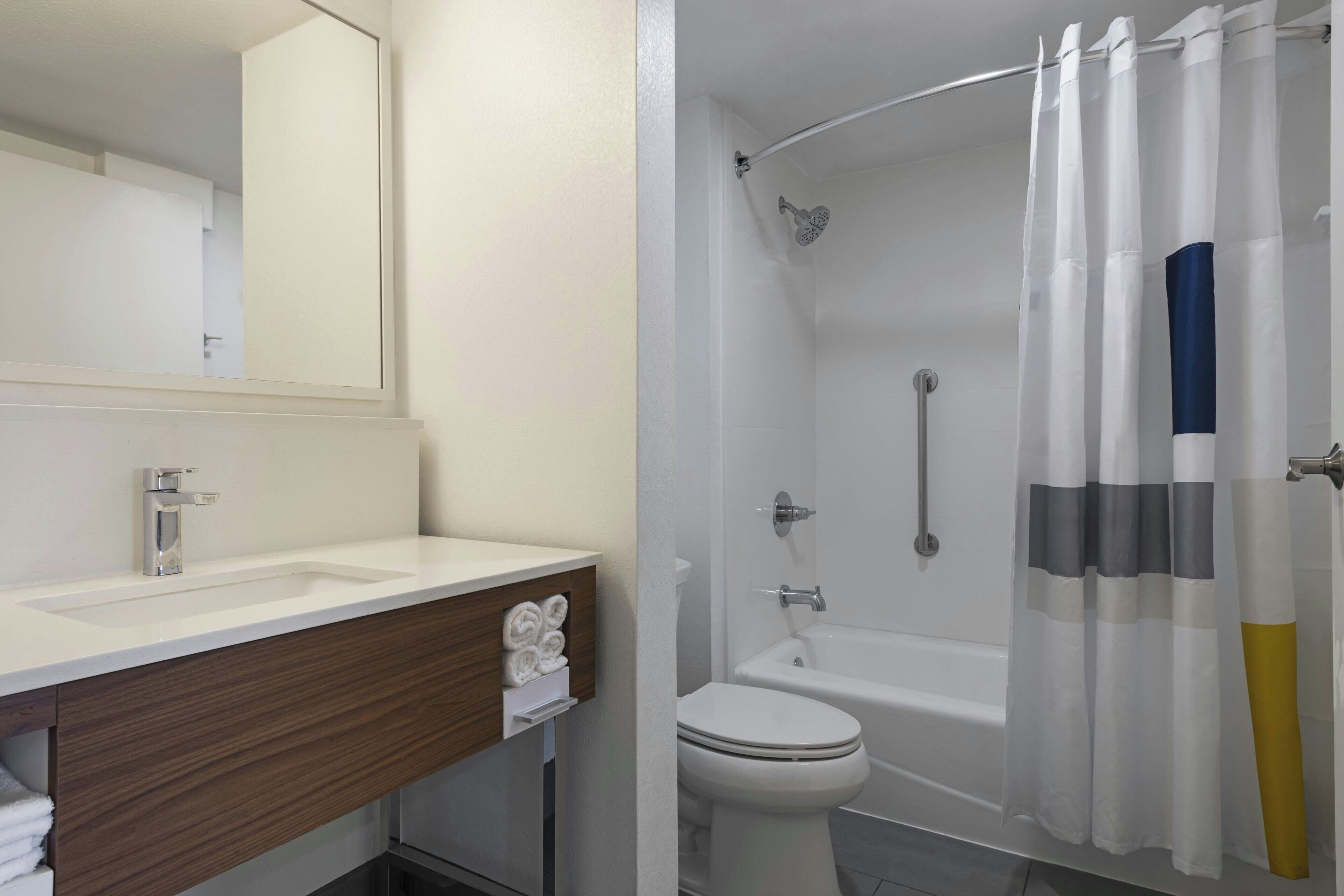 Combined shower/tub, free toiletries, hair dryer, towels