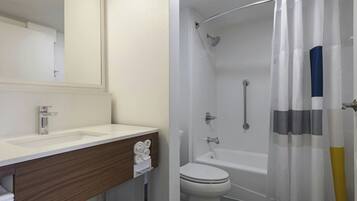 Combined shower/tub, free toiletries, hair dryer, towels