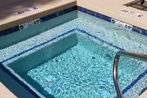 Piscine extérieure, chaises longues