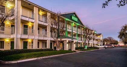 HomeTowne Studios by Red Roof Fresno - West