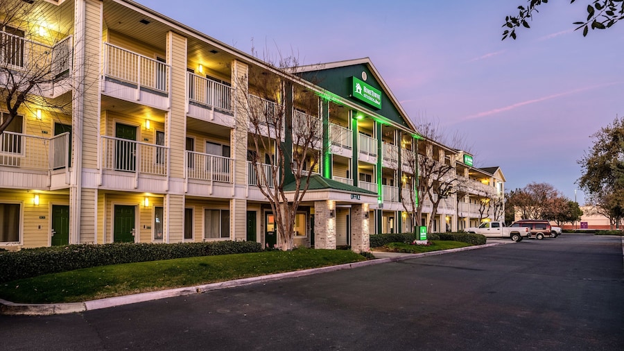HomeTowne Studios by Red Roof Fresno - West