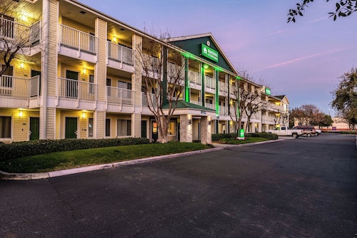 HomeTowne Studios by Red Roof Fresno - West