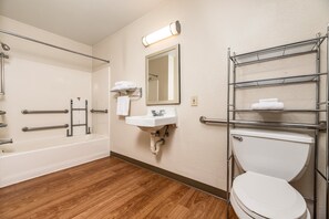 Dusche, kostenlose Toilettenartikel, Handtücher