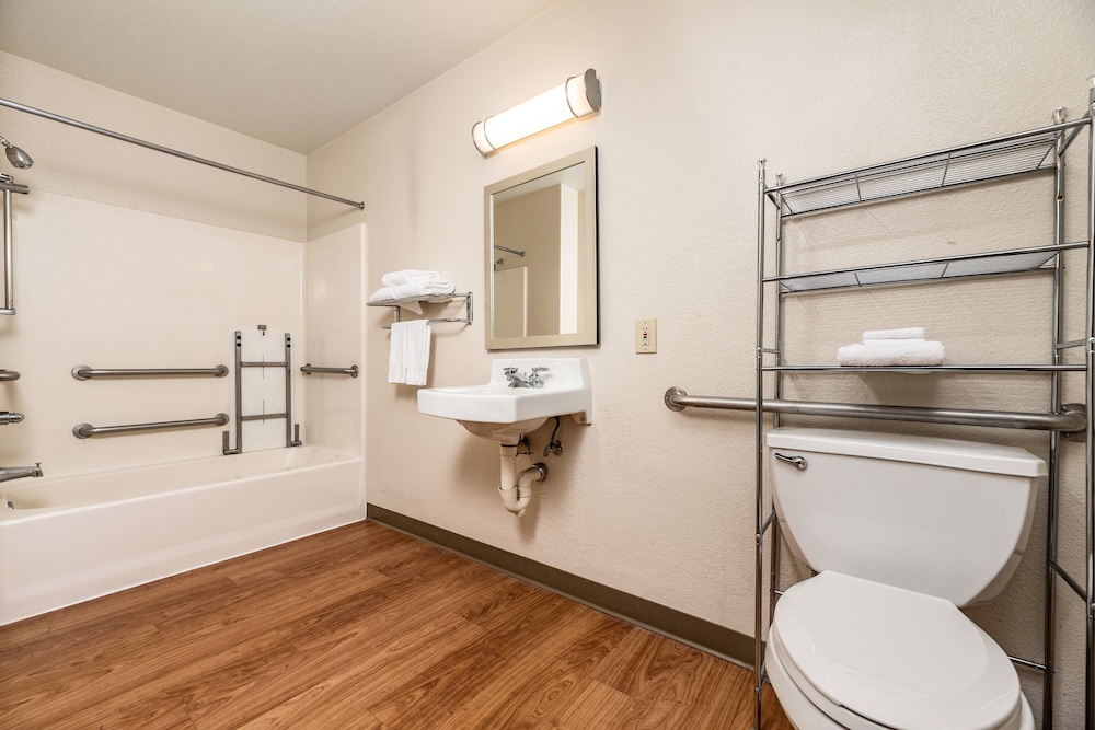 HomeTowne Studios Fresno - West by null