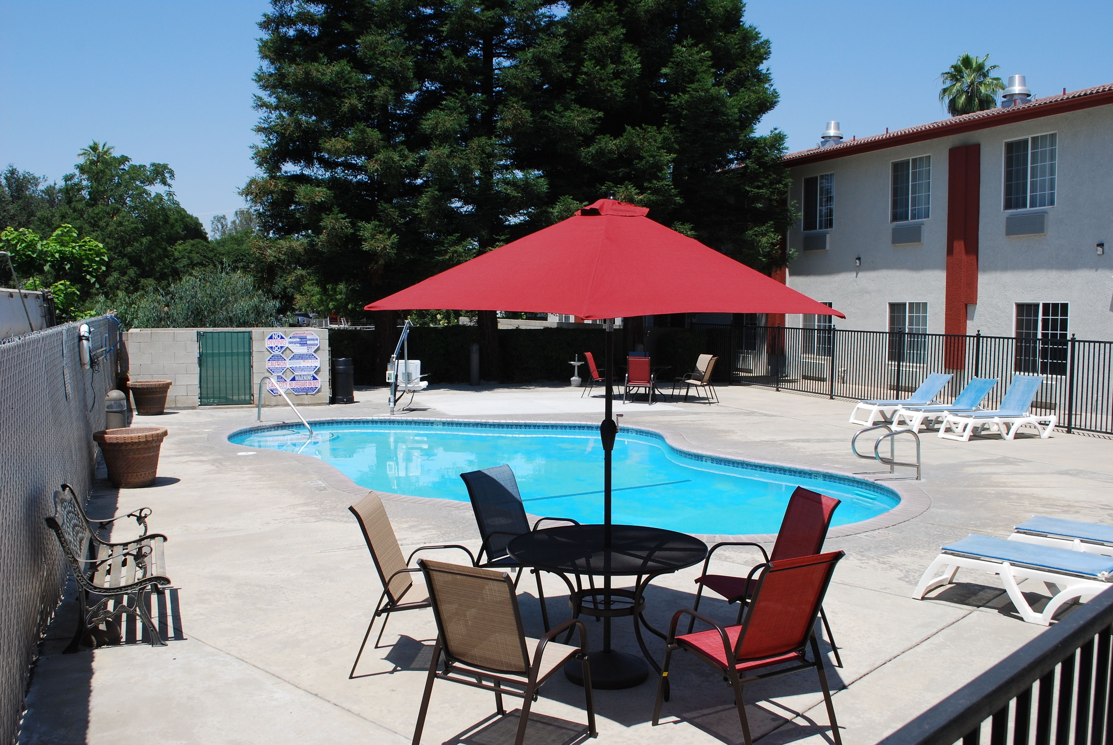 季节性开放的室外游泳池