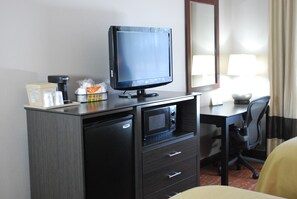 高級寝具、デスク、遮光カーテン、アイロン / アイロン台