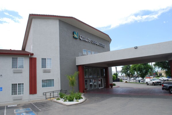 A building with a sign reading "Quality Inn & Suites."