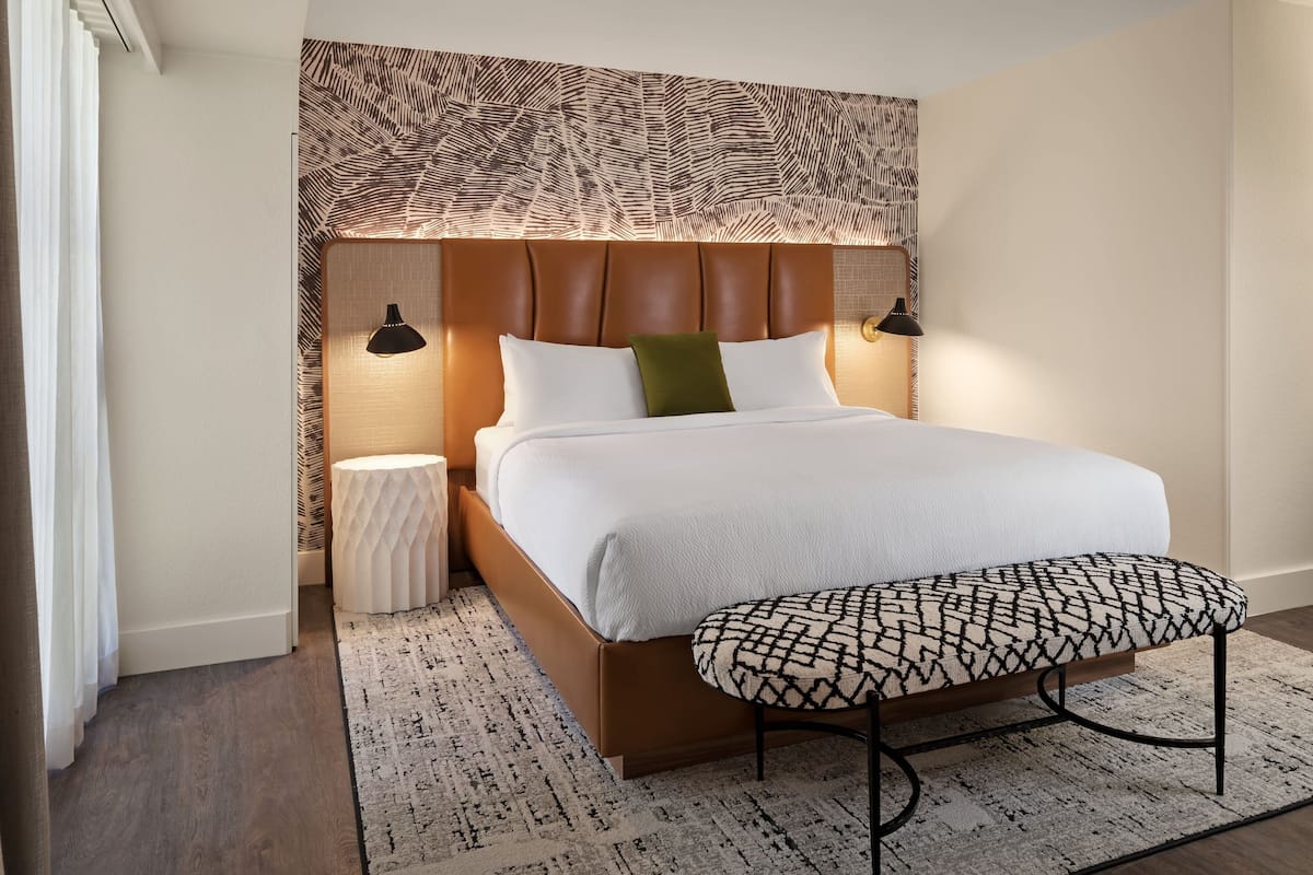 Ropa de cama hipoalergénica y caja de seguridad en la habitación