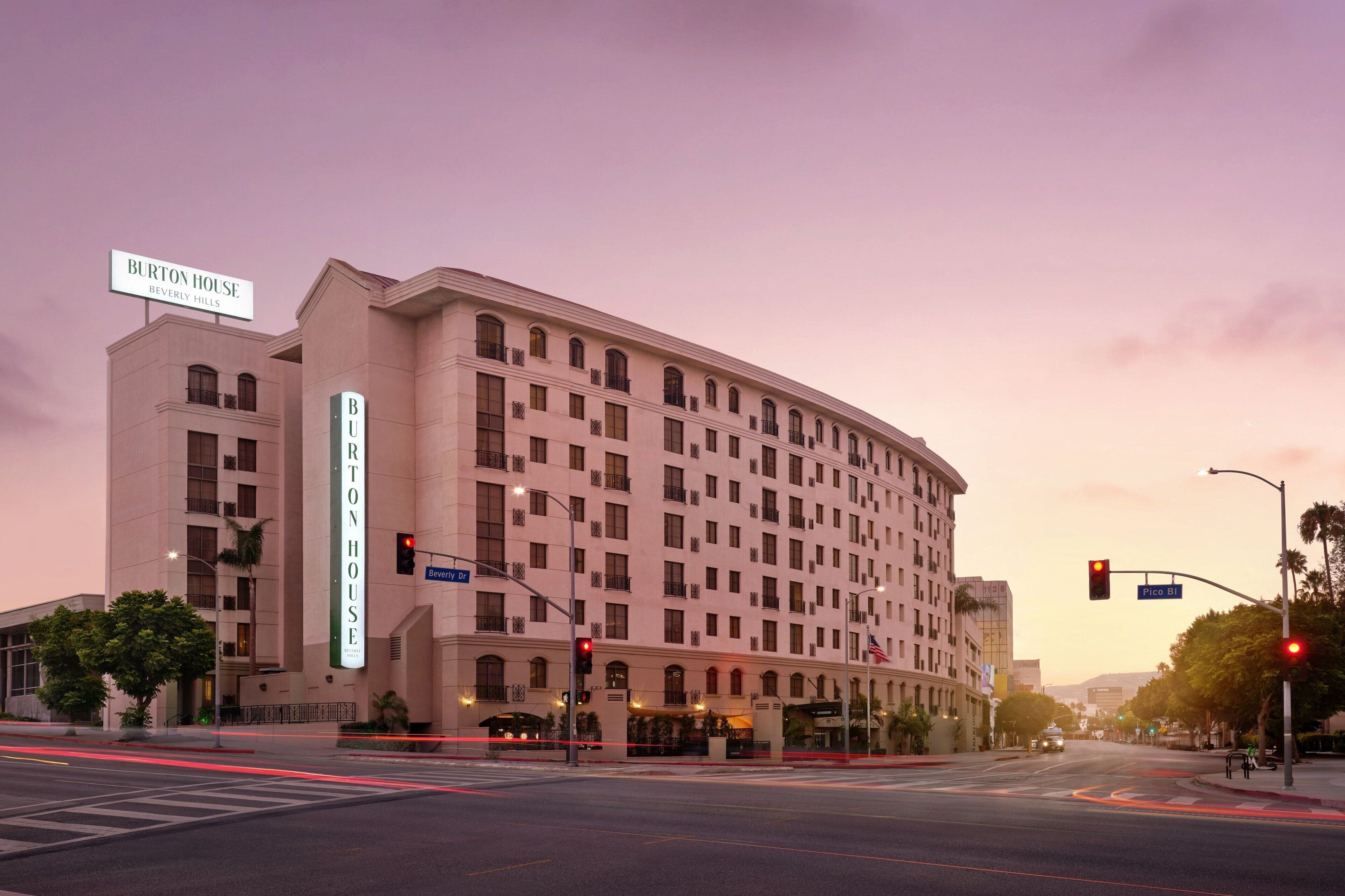 Un hotel grande de varios pisos con un letrero destacado que dice "BURTON HOUSE BEVERLY HILLS".