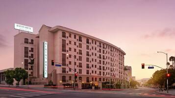 Un hotel grande de varios pisos con un letrero destacado que dice "BURTON HOUSE BEVERLY HILLS".