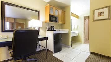 Suite, 1 King Bed | Desk, laptop workspace, soundproofing, free WiFi