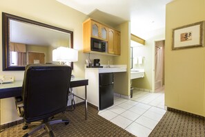 Suite, 1 King Bed | Desk, laptop workspace, soundproofing, free WiFi
