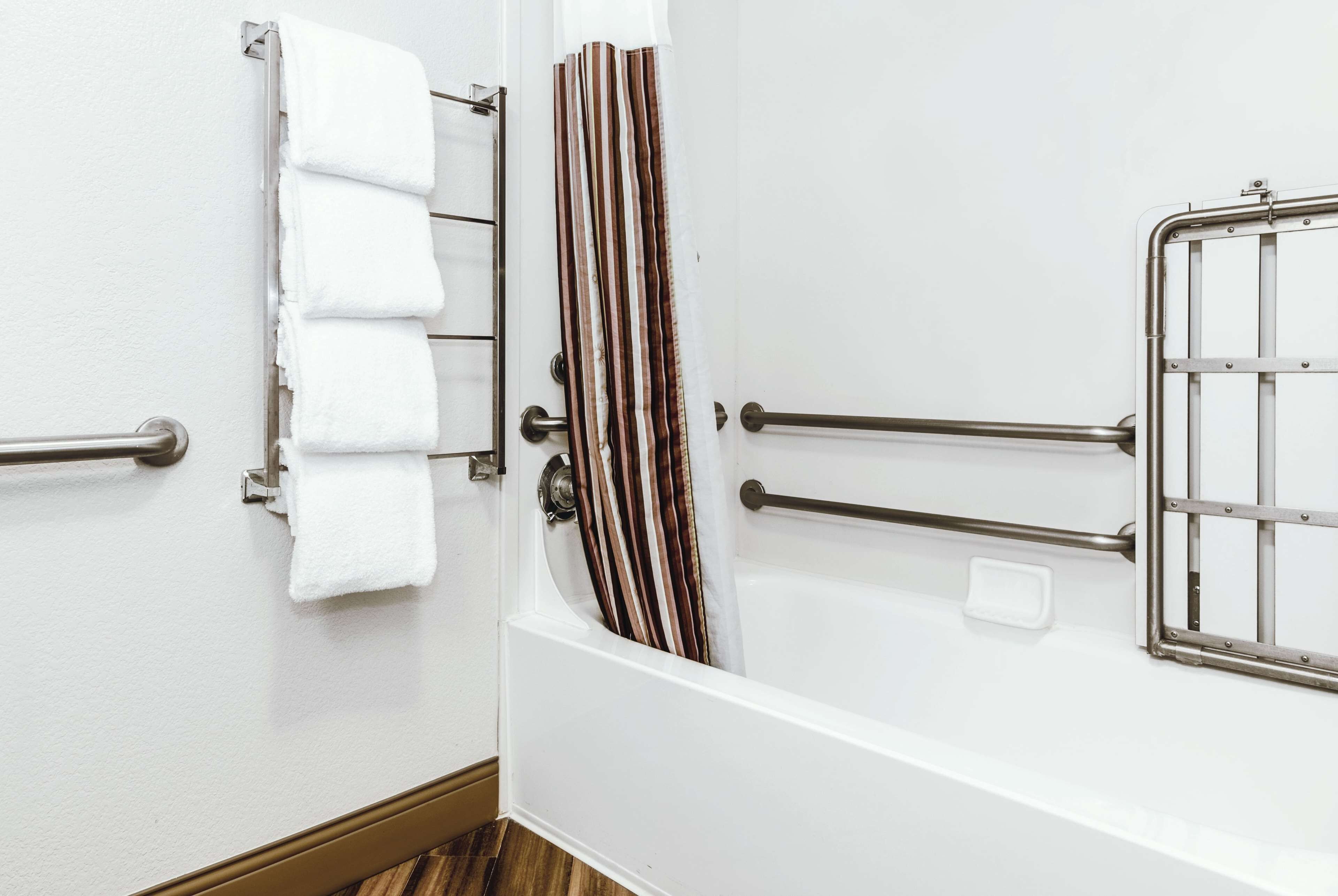 combined shower/bathtub, eco-friendly toiletries, hair dryer, towels