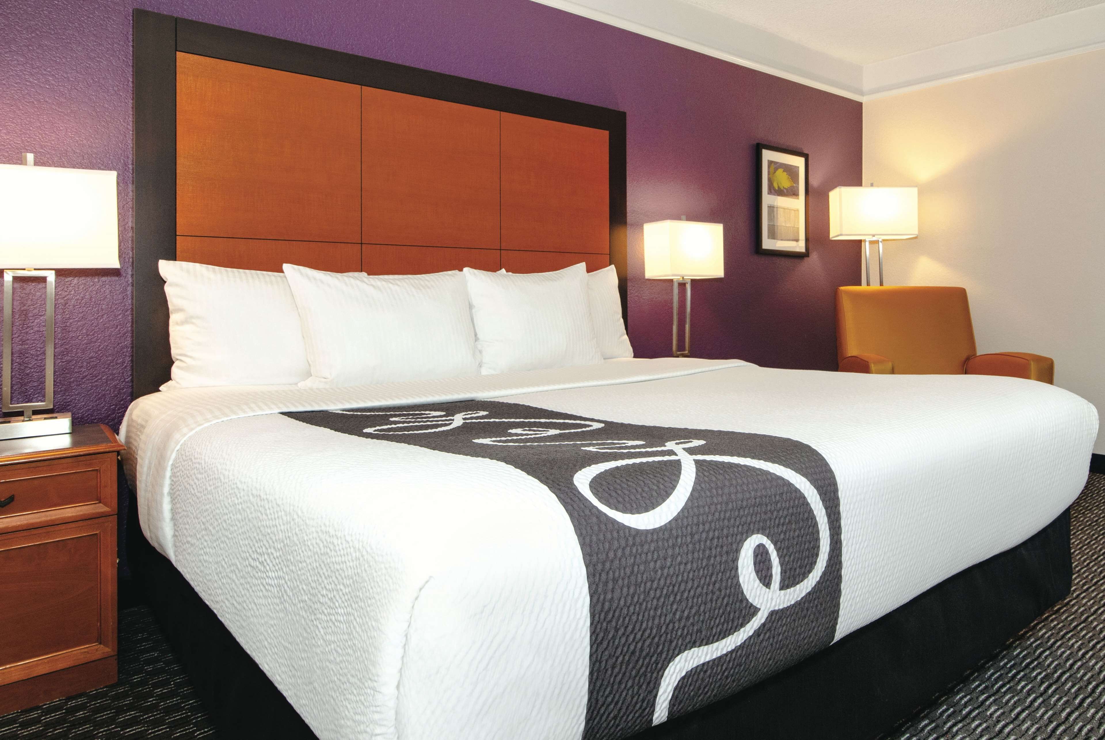 executive room, 1 king bed, non smoking | premium bedding, desk, blackout curtains, iron/ironing board