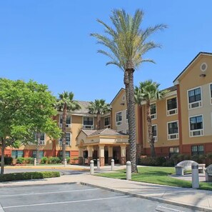 BBQ/picnic Area - La Quinta Inn & Suites by Wyndham Ontario Airport (Ontario)