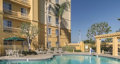 La Quinta Inn & Suites by Wyndham Ontario Airport