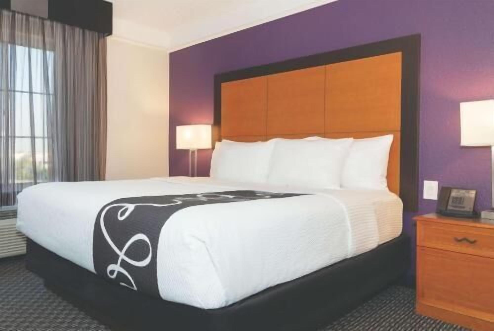 Ropa de cama de alta calidad, escritorio y cortinas blackout 