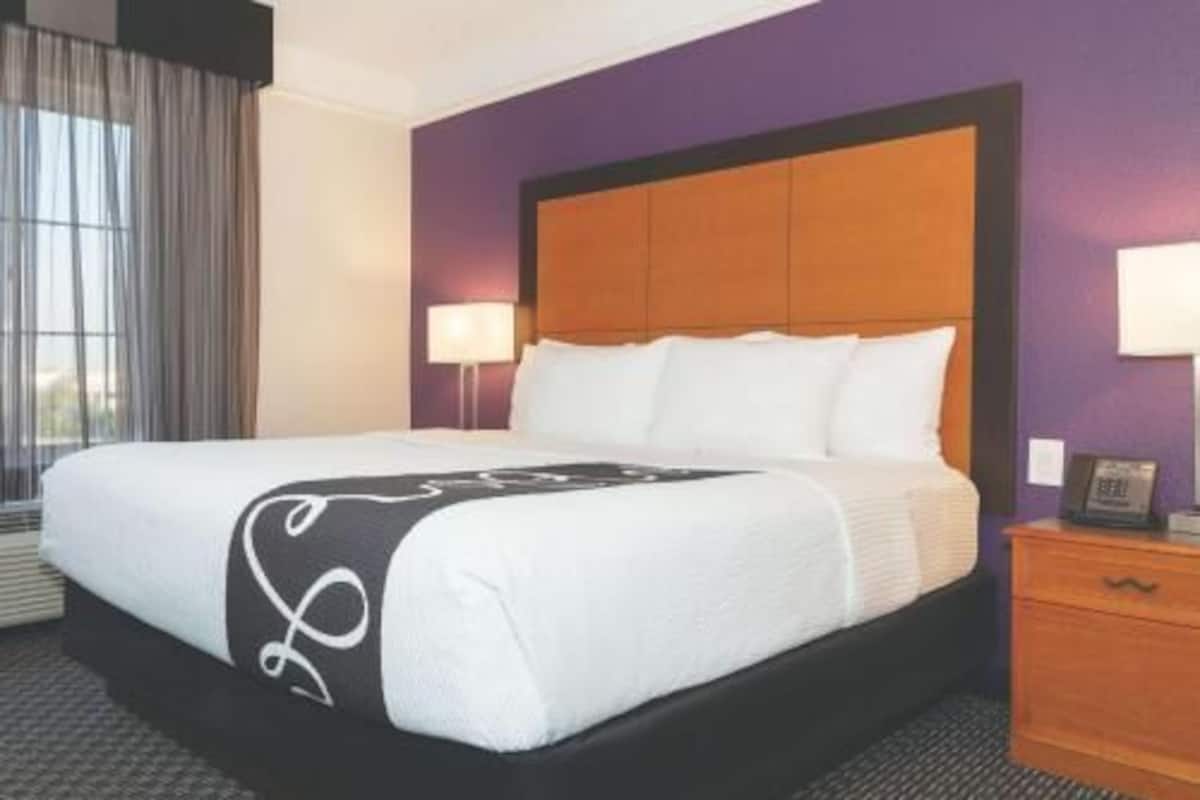 Ropa de cama de alta calidad, escritorio y cortinas blackout