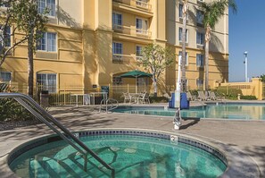 Outdoor pool - La Quinta Inn & Suites by Wyndham Ontario Airport (Ontario)