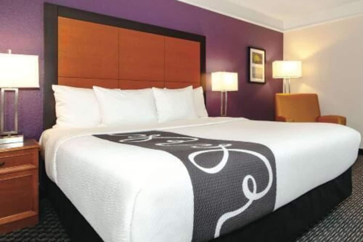 Ropa de cama de alta calidad, escritorio y cortinas blackout