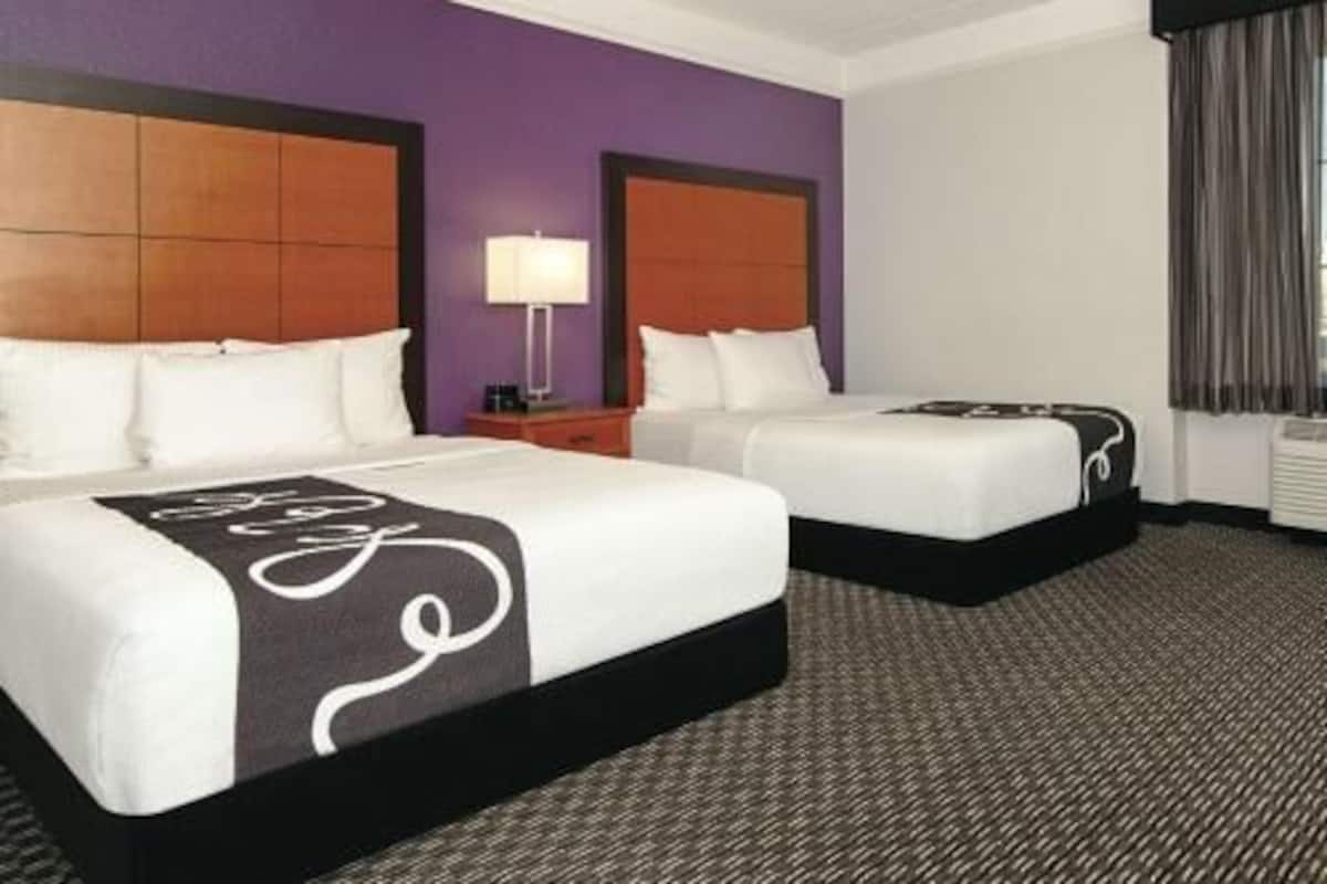 Ropa de cama de alta calidad, escritorio y cortinas blackout