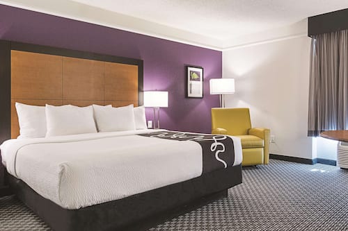 Room, 1 King Bed, Non Smoking | Premium bedding, desk, blackout drapes, iron/ironing board