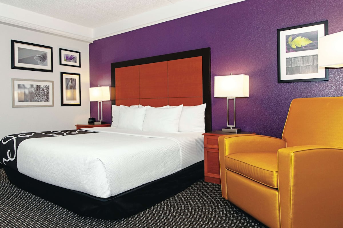 Room, 1 King Bed, Accessible, Non Smoking (Mobility/Hearing Impaired Accessible) | Premium bedding, desk, blackout curtains, iron/ironing board