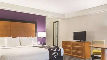 Executive Room, 1 King Bed, Non Smoking | Premium bedding, desk, blackout drapes, iron/ironing board