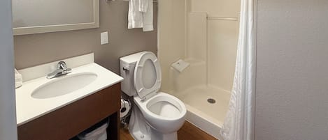 Ducha y bañera combinadas y toallas