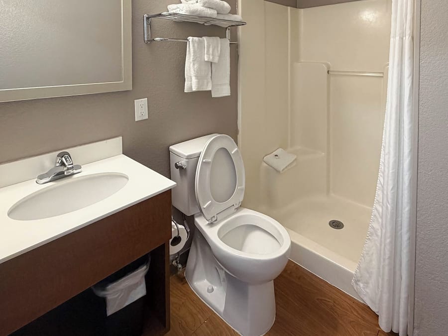 Combined shower/bathtub, towels