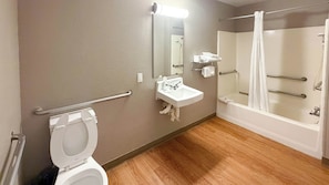 Standard Room, 1 Queen Bed, Non Smoking | Bathroom