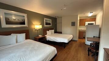 Chambre Standard, 2 grands lits, non-fumeur, cuisine | Accès au Wi-Fi (inclus), literie fournie
